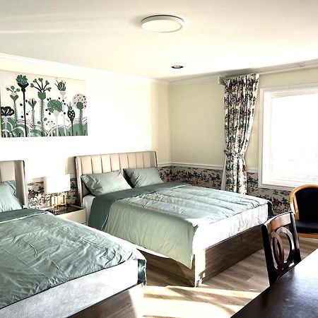 Master Bedroom With Two Queen Sized Bed Ρίτσμοντ Εξωτερικό φωτογραφία